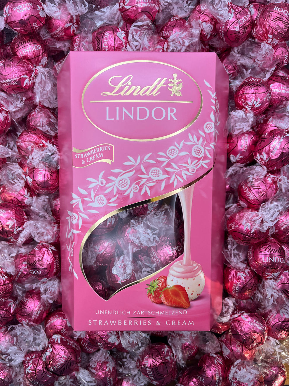 Lindor Cornet Raspberry Lindt Lindor White Strawberry & Cream Cornet 500G – Sweets